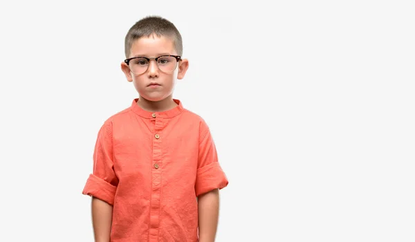 Dunkelhaariges Kleines Kind Mit Brille Und Selbstbewusstem Gesichtsausdruck Das Ernsthaft — Stockfoto