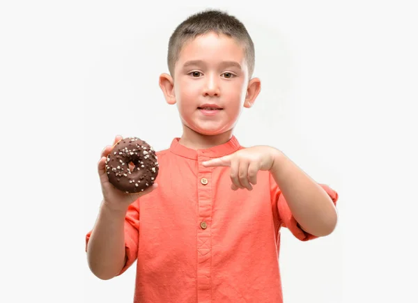 Dark Haired Małe Dziecko Jedzenie Pierścieniowych Bardzo Szczęśliwy Wskazując Dłoni — Zdjęcie stockowe
