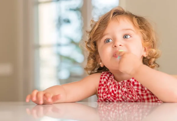 Mooie Blonde Kind Met Blauwe Ogen Eten Snoep Thuis — Stockfoto