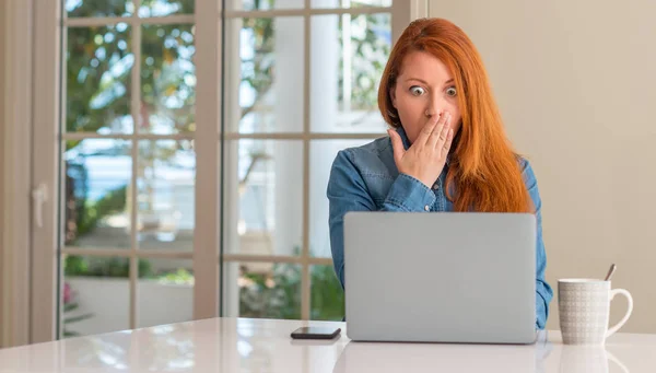 赤毛の女性が自宅のコンピューター ラップトップが手で口をカバーに衝撃を与えた恥を用いた恐怖の表現の間違いを怖がって沈黙 秘密の概念 — ストック写真