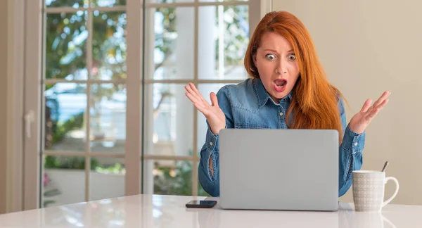 Bilgisayar Dizüstü Evde Çok Mutlu Heyecanlı Kullanan Kızıl Saçlı Kadın — Stok fotoğraf