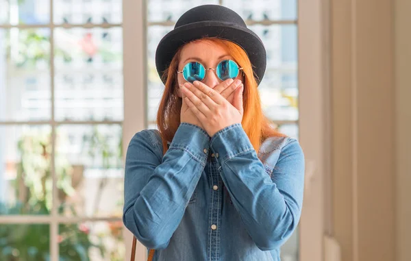 Stylische Rothaarige Frau Mit Melone Und Sonnenbrille Schockiert Mund Mit — Stockfoto