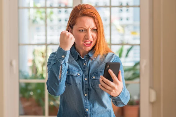 Rusovláska Žena Pomocí Smartphone Domácí Naštvaný Frustrovaný Křičí Hněvem Šílený — Stock fotografie
