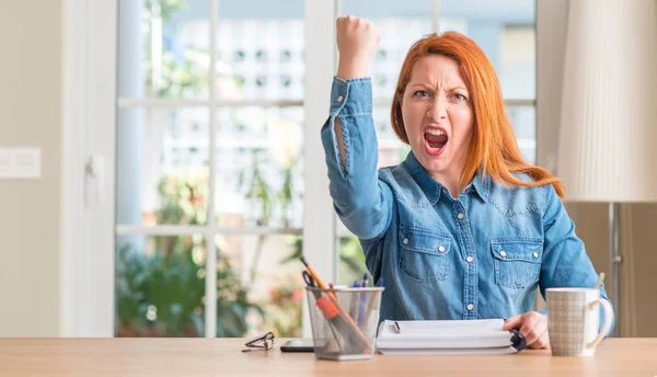 Rothaarige Frau Studiert Hause Genervt Und Frustriert Schreien Vor Wut — Stockfoto