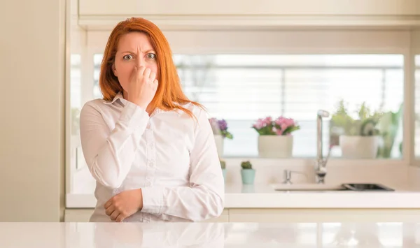 Mujer Pelirroja Cocina Oliendo Algo Apestoso Asqueroso Olor Intolerable Conteniendo — Foto de Stock