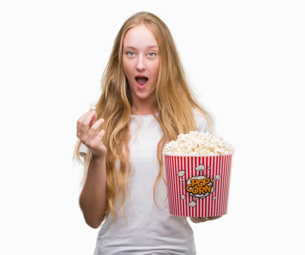 Blonde Teenager Woman Eating Pop Corn Scared Shock Surprise Face — Stock Photo, Image