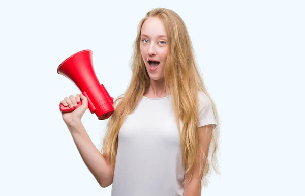 Blonde Tiener Vrouw Met Megafoon Bang Schok Met Een Verrassing — Stockfoto