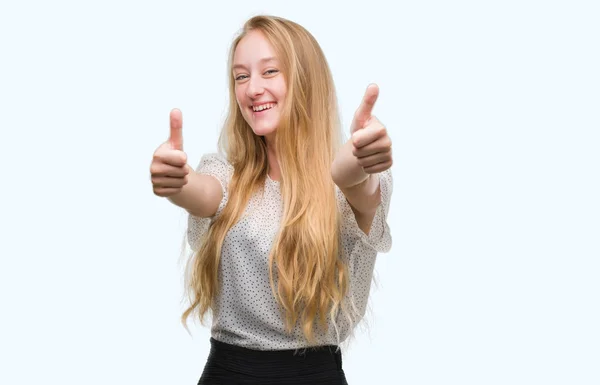 Rubia Adolescente Mujer Usando Topos Camisa Aprobando Hacer Gesto Positivo — Foto de Stock