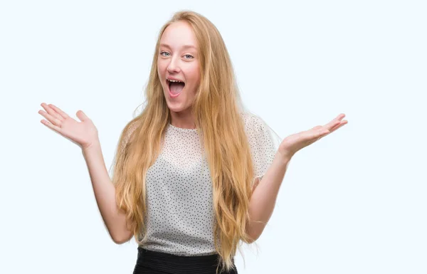 Blonde Teenagerin Maulwurfshemd Feiert Verrückt Und Erstaunt Über Den Erfolg — Stockfoto