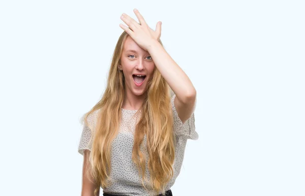 Blonde Teenager Frau Trägt Maulwurfshemd Überrascht Mit Der Hand Auf — Stockfoto