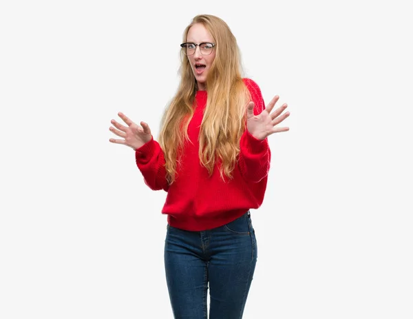 Blonde Teenagerin Rotem Pullover Ängstlich Und Verängstigt Mit Angststarkem Gesichtsausdruck — Stockfoto