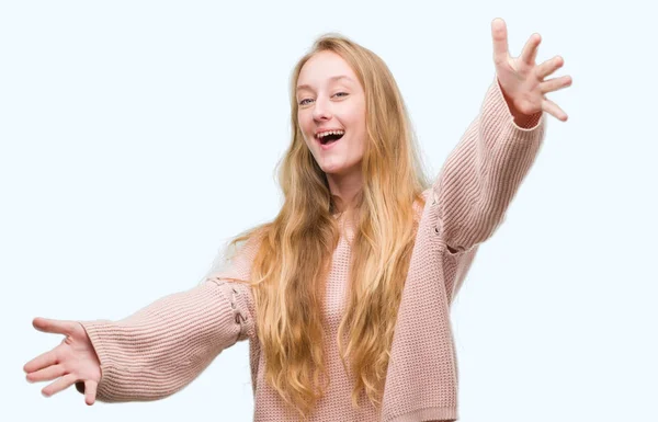 Blonde Teenagerin Rosafarbenen Pullover Die Mit Offenen Armen Die Kamera — Stockfoto