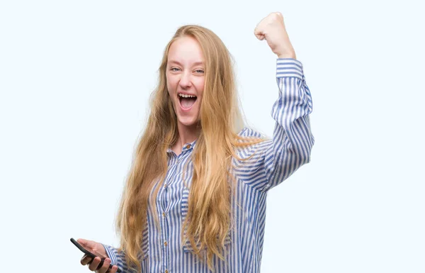 Rubia Adolescente Usando Smartphone Molesto Frustrado Gritando Con Ira Loco —  Fotos de Stock