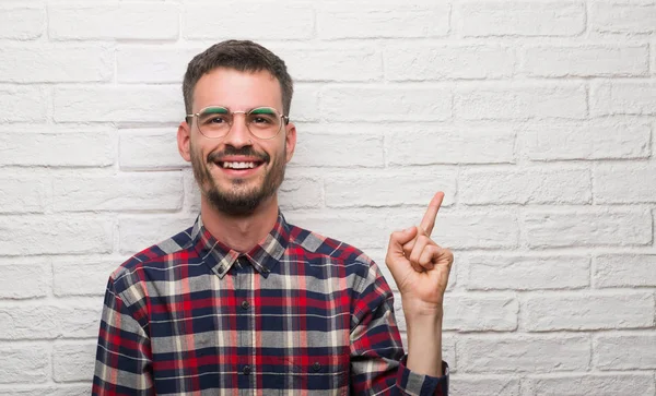 Joven Hombre Adulto Pie Sobre Pared Ladrillo Blanco Muy Feliz — Foto de Stock