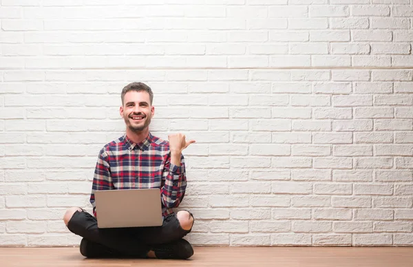 Hombre Adulto Joven Sobre Pared Ladrillo Usando Ordenador Portátil Que — Foto de Stock