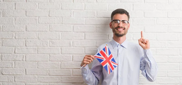 Joven Adulto Sobre Pared Ladrillo Sosteniendo Bandera Del Reino Unido — Foto de Stock