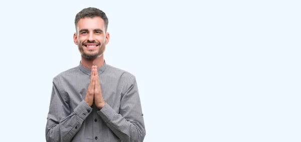 Νέοι Hipster Άνθρωπος Προσεύχεται Χέρια Μαζί Ζητώντας Συγχώρεση Χαμογελώντας Αυτοπεποίθηση — Φωτογραφία Αρχείου