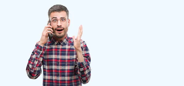 Homem Adulto Jovem Hipster Falando Telefone Muito Feliz Animado Expressão — Fotografia de Stock