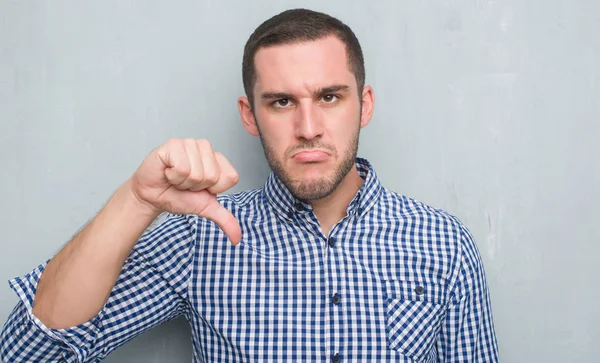 Junger Kaukasischer Mann Über Graue Grunge Wand Mit Wütendem Gesicht — Stockfoto