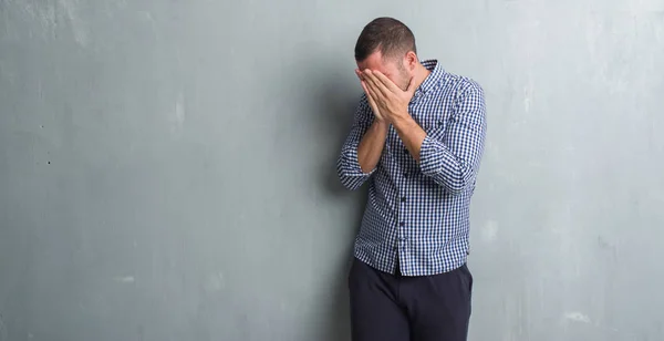 Joven Hombre Caucásico Sobre Pared Gris Grunge Con Expresión Triste — Foto de Stock