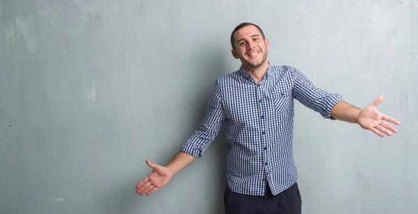 Young Caucasian Man Grey Grunge Wall Looking Camera Smiling Open — Stock Photo, Image