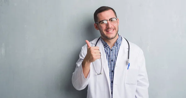 Jovem Caucasiano Homem Sobre Cinza Grunge Parede Vestindo Médico Uniforme — Fotografia de Stock