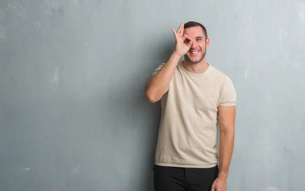 Joven Caucásico Hombre Sobre Gris Grunge Pared Haciendo Gesto Con — Foto de Stock