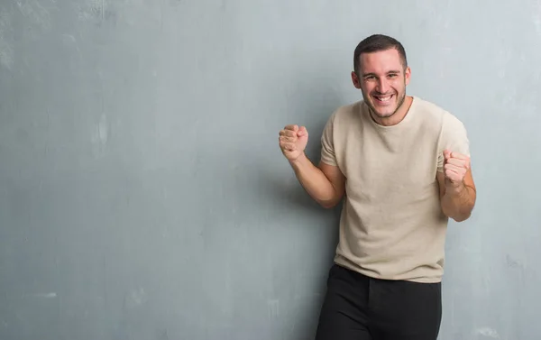 Joven Hombre Caucásico Sobre Pared Gris Grunge Muy Feliz Emocionado —  Fotos de Stock