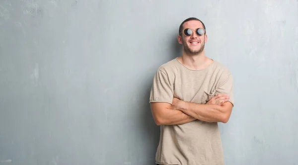 Junger Kaukasischer Mann Über Grauer Grunge Wand Mit Sonnenbrille Fröhlichem — Stockfoto