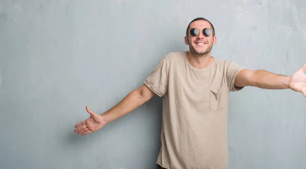 Καυκάσιος Νεαρός Πάνω Από Τοίχο Γκρι Grunge Φορώντας Γυαλιά Ηλίου — Φωτογραφία Αρχείου
