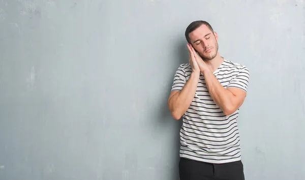 Giovane Uomo Caucasico Sopra Grigio Grunge Muro Sonno Stanco Sognare — Foto Stock