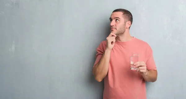 Jeune Homme Caucasien Sur Mur Gris Grunge Boire Verre Eau — Photo