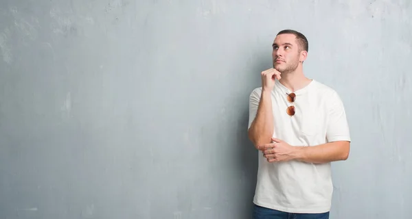 Joven Hombre Caucásico Sobre Pared Gris Grunge Usando Gafas Sol — Foto de Stock