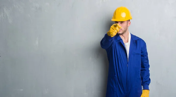 Kaukasische Jongeman Grijs Grunge Muur Dragen Aannemer Uniform Veiligheidshelm Met — Stockfoto