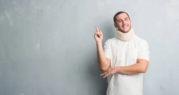 Joven Hombre Caucásico Lesionado Sobre Pared Grunge Gris Con Cuello — Foto de Stock