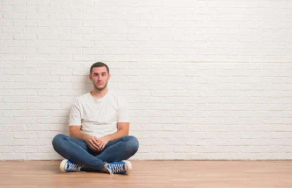 Καυκάσιος Νεαρός Κάθεται Στο Πάτωμα Πάνω Από Λευκό Τοίχο Κατάθλιψη — Φωτογραφία Αρχείου