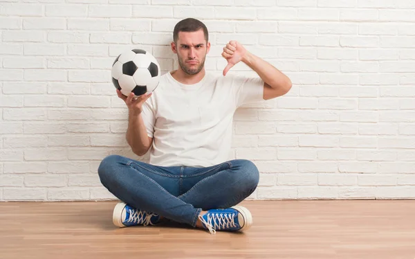 Jeune Homme Caucasien Assis Sur Mur Briques Blanches Tenant Ballon — Photo