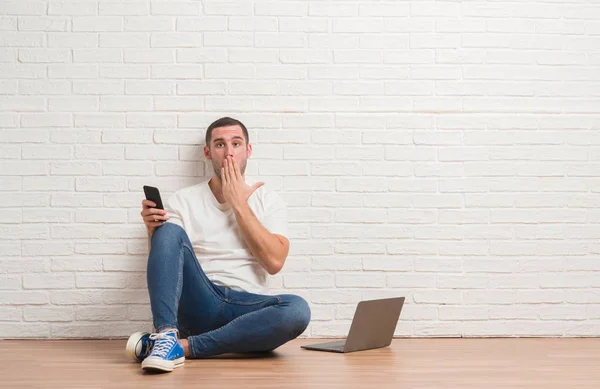 Joven Hombre Caucásico Sentado Sobre Pared Ladrillo Blanco Usando Computadora — Foto de Stock