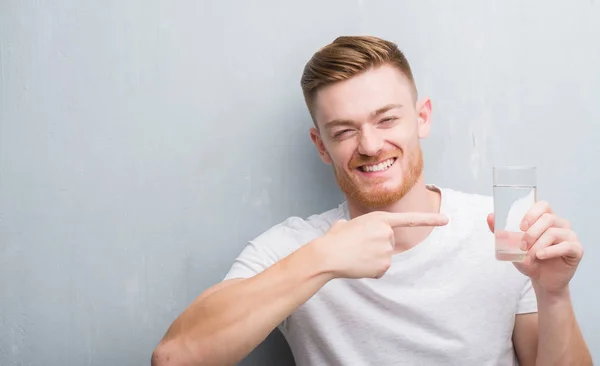 Joven Pelirrojo Hombre Sobre Gris Grunge Pared Beber Agua Muy — Foto de Stock