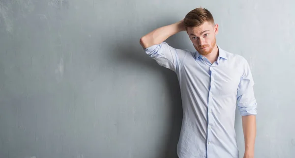 Young Redhead Business Man Grey Grunge Wall Confuse Wonder Question — Stock Photo, Image