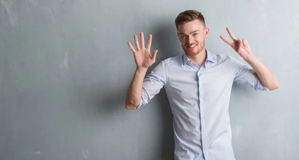 Young Redhead Business Man Grey Grunge Wall Showing Pointing Fingers — Stock Photo, Image