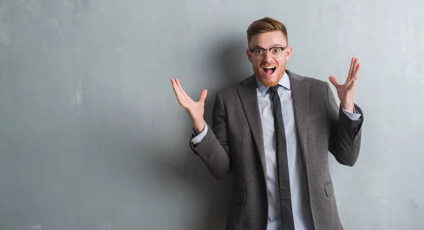 Young Redhead Elegant Business Man Grey Grunge Wall Very Happy — Stock Photo, Image