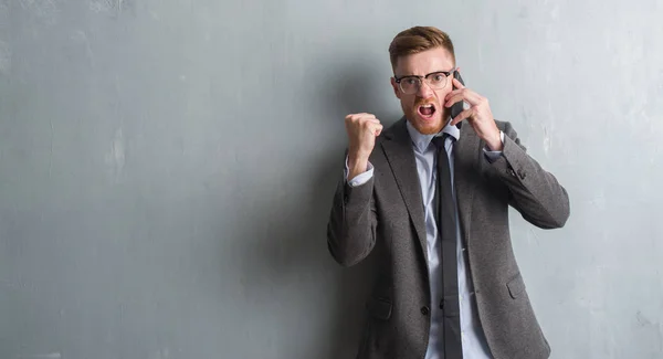 Young Redhead Business Man Grey Grunge Wall Talking Phone Annoyed — Stock Photo, Image