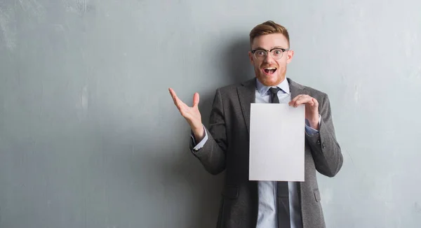 Joven Pelirroja Hombre Negocios Sobre Gris Pared Grunge Celebración Contrato —  Fotos de Stock