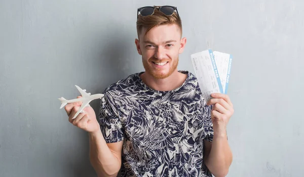 Homem Ruivo Jovem Segurando Aircraf Cartão Embarque Férias Com Sorriso — Fotografia de Stock