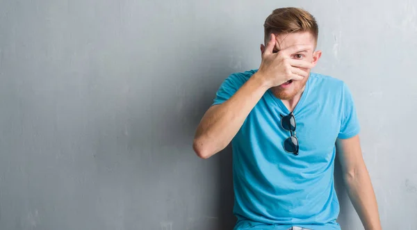 Joven Pelirrojo Sobre Una Pared Gris Grunge Con Atuendo Casual —  Fotos de Stock