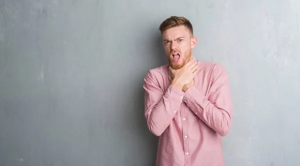Young Redhead Man Grey Grunge Wall Wearing Pink Shirt Shouting — Stock Photo, Image