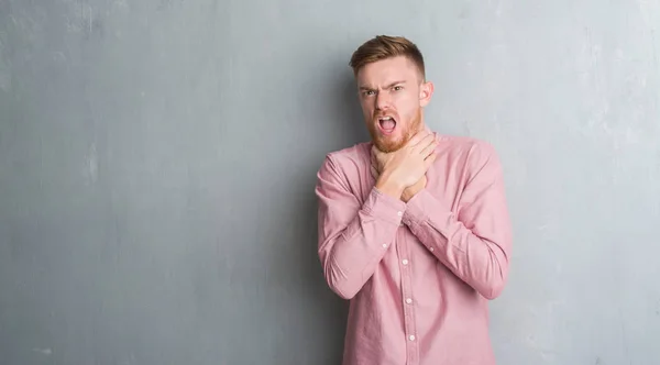 Joven Pelirrojo Sobre Gris Pared Grunge Usando Camisa Rosa Gritando — Foto de Stock