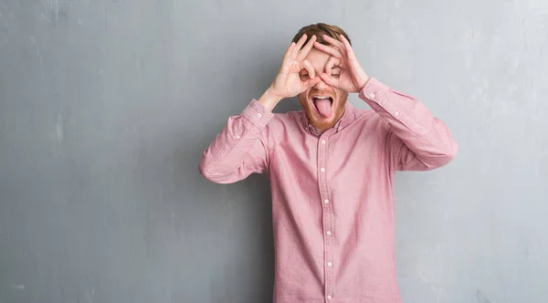 Joven Pelirrojo Sobre Pared Gris Grunge Usando Camisa Rosa Haciendo — Foto de Stock