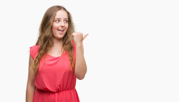 Mujer Rubia Joven Con Vestido Rosa Señalando Mostrando Con Pulgar — Foto de Stock